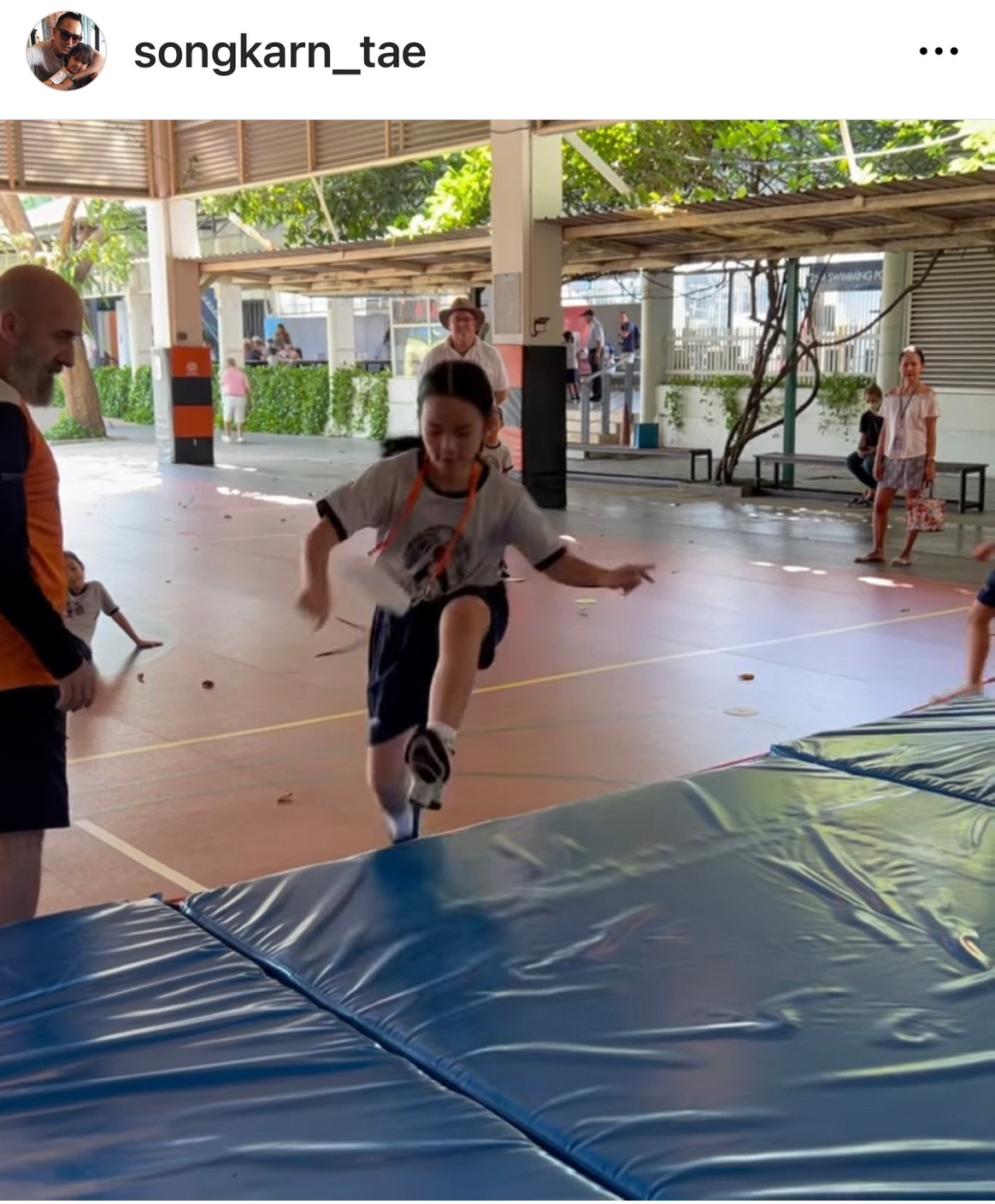 โมเมนต์น่ารัก! สงกรานต์ ตามเชียร์ลูกสาว น้องปีใหม่ ติดขอบสนามงานกีฬาสี