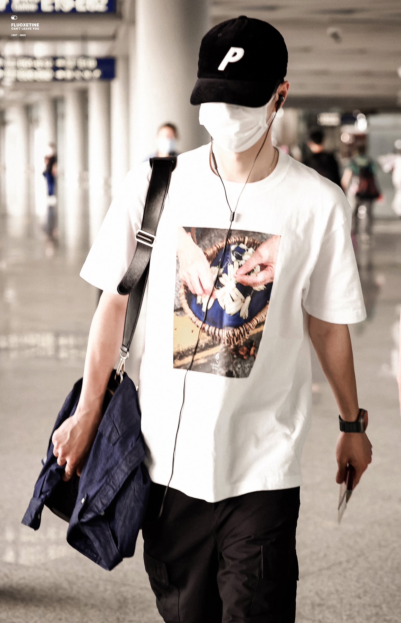 แฟนๆ ชื่นชม!! ‘หวังอี้ป๋อ’ ลัดฟ้าเยือนญี่ปุ่น สวมเสื้อพิมพ์ลายดอกไม้เปี่ยมความหมาย