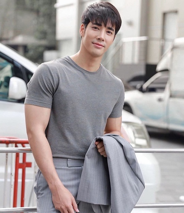 เด่นคุณ - แกรนด์ลงมือทำข้าวกล่อง แจกแคมป์คนงาน 200 กล่อง (มีคลิป) เด่นคุณ - แกรนด์ลงมือทำข้าวกล่อง แจกแคมป์คนงาน 200 กล่อง (มีคลิป)