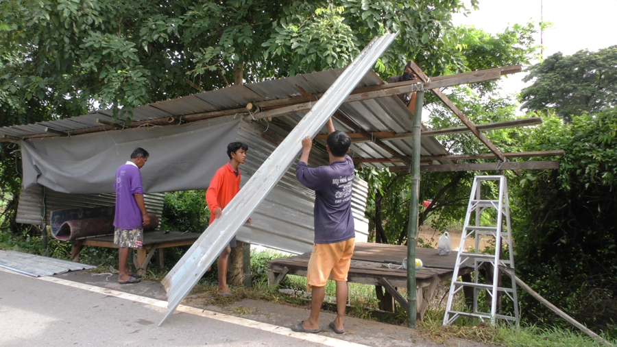 สถานการณ์น้ำท่วม ชาวสรรพยาจมบาดาล ต้องอพยพนอนริมถนน