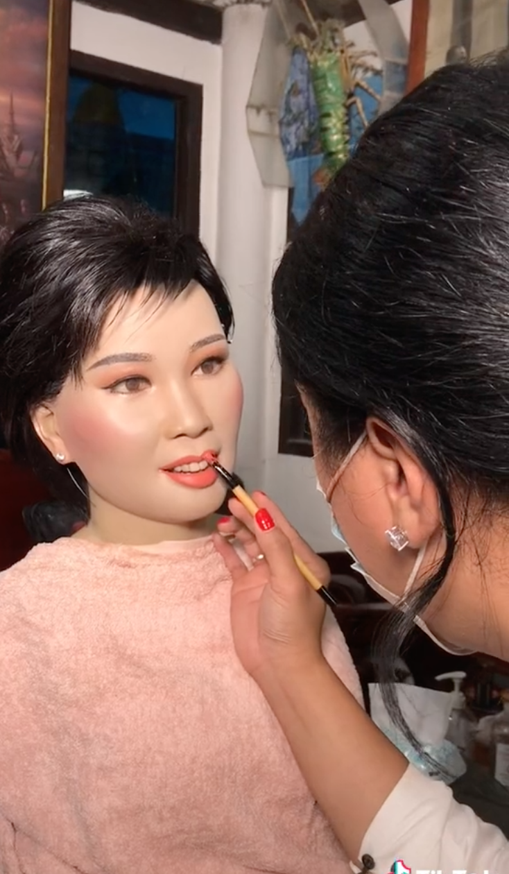 ‘พุ่มพวง ดวงจันทร์’ รำลึก 30 ปี ชาว TikTok แชร์คลิปแต่งหน้า-เปลี่ยนชุดหุ่น สวยราวมีชีวิต