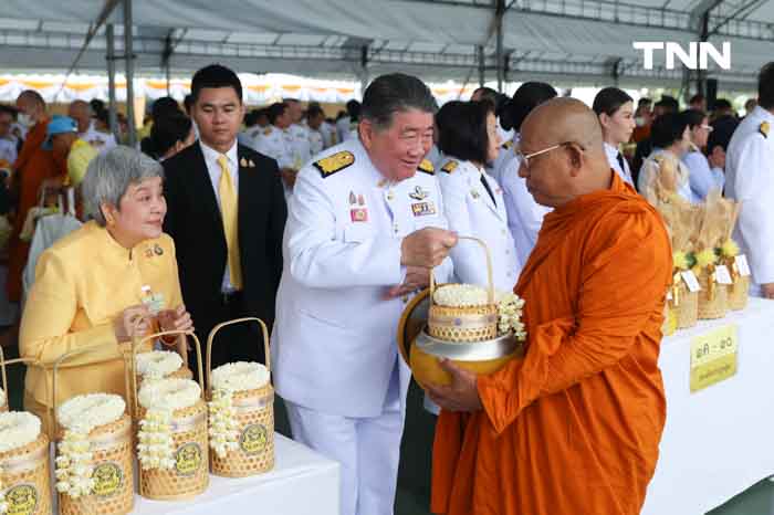 นายก นำตักบาตร-ถวายสัตย์ เนื่องในโอกาสวันเฉลิมพระชนมพรรษา พระบาทสมเด็จพระเจ้าอยู่หัว 6 รอบ นายก นำตักบาตร-ถวายสัตย์ เนื่องในโอกาสวันเฉลิมพระชนมพรรษา พระบาทสมเด็จพระเจ้าอยู่หัว 6 รอบ