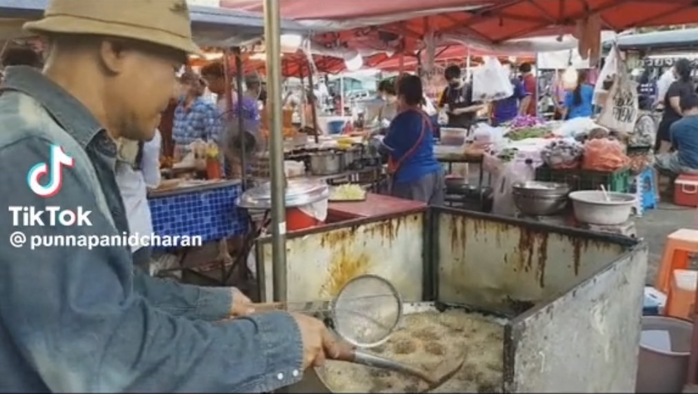 แห่ให้กำลังใจ ไมเคิ่น ตั๋ง ก็อปปี้โชว์ชื่อดัง ขายของในตลาดนัด แห่ให้กำลังใจ ไมเคิ่น ตั๋ง ก็อปปี้โชว์ชื่อดัง ขายของในตลาดนัด