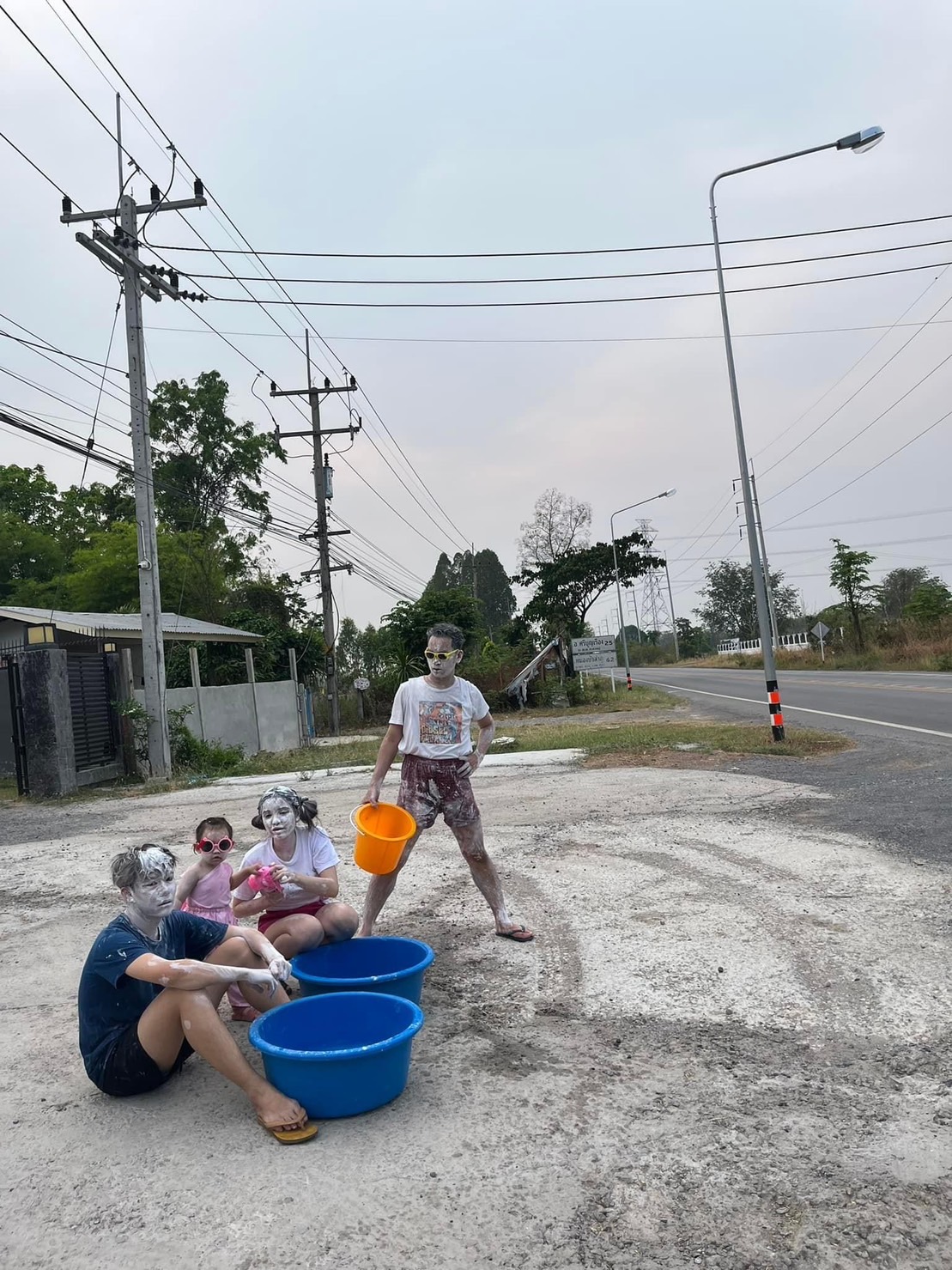 อวดโมเมนต์คนบันเทิงทำกิจกรรม ในวันสงกรานต์ ปี 2566