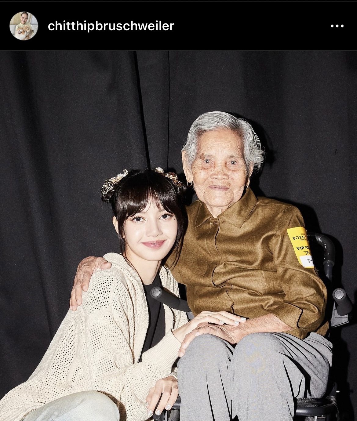 อบอุ่นหัวใจ ลิซ่าถ่ายภาพคู่ คุณยาย หลังร่วมชมคอนเสิร์ตหลานสาว