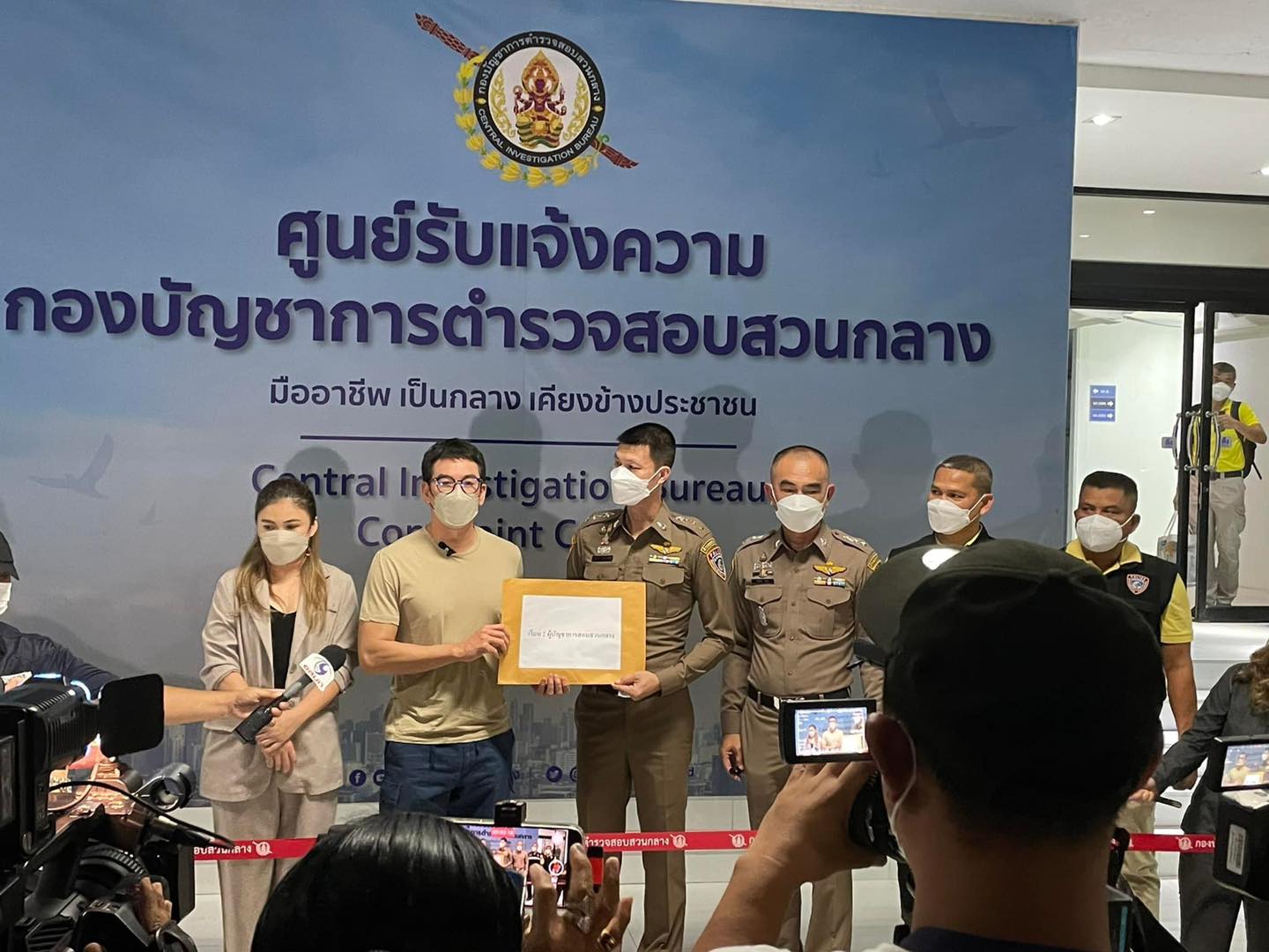 ชาคริต แย้มนาม พร้อมภรรยา เข้าแจ้งความ ปคบ.ล่าคนร้ายปลอมเพจหลอกขายทุเรียน
