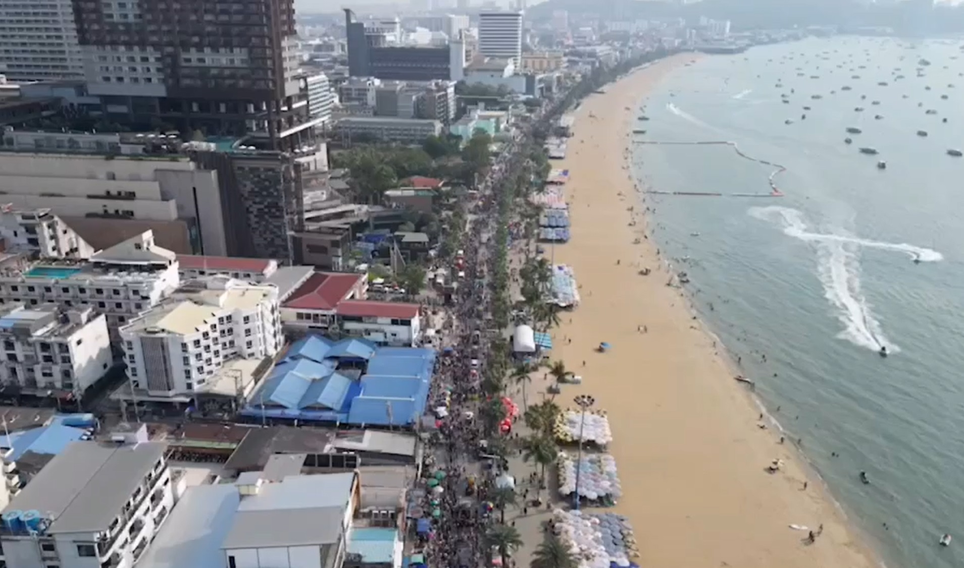 วันไหลพัทยา 2566 ส่องบรรยากาศประชาชนแห่เล่นน้ำชุ่มฉ่ำทั้งเมือง! วันไหลพัทยา 2566 ส่องบรรยากาศประชาชนแห่เล่นน้ำชุ่มฉ่ำทั้งเมือง!