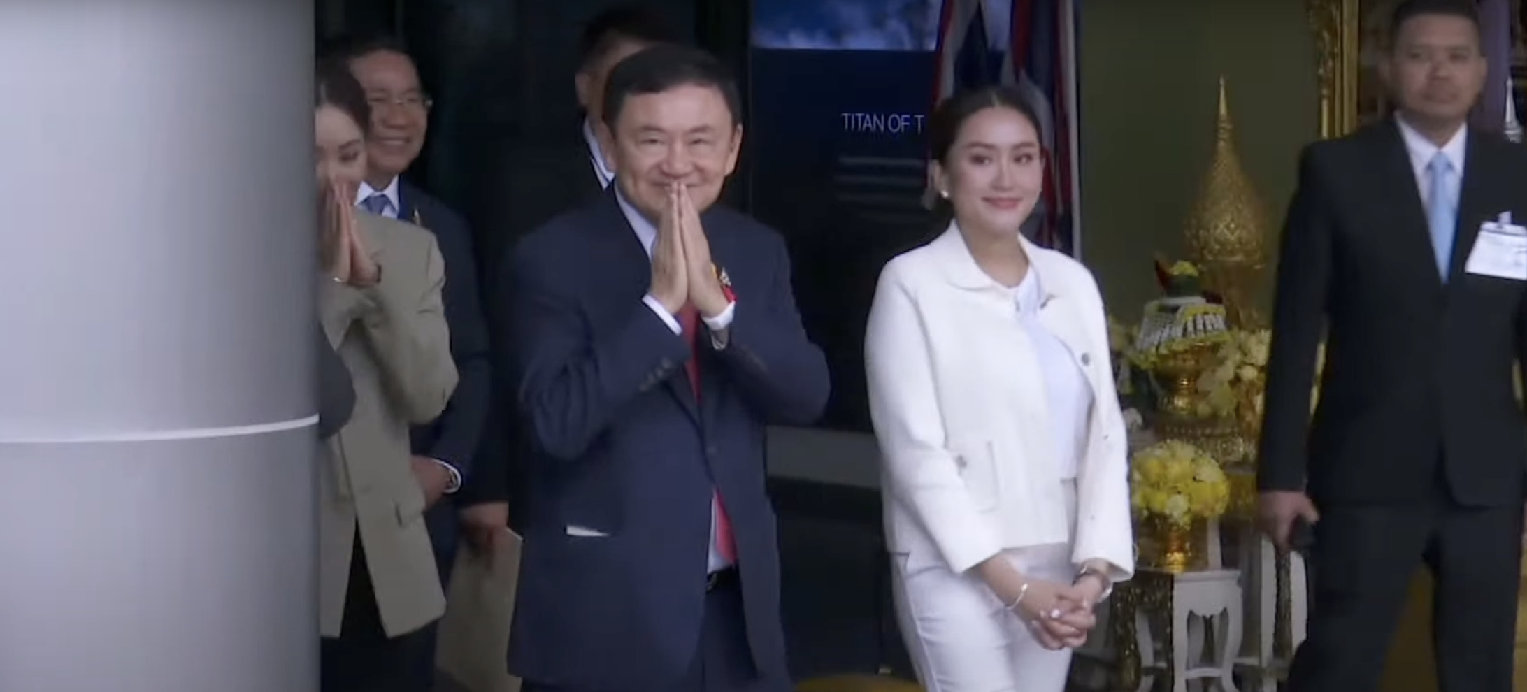 เปิดภาพนาที! ทักษิณ ชินวัตร กลับถึงไทยครั้งแรกในรอบ 17 ปี เปิดภาพนาที! ทักษิณ ชินวัตร กลับถึงไทยครั้งแรกในรอบ 17 ปี