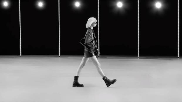 เดินสับสะกดใจ!! ‘ลิซ่า BLACKPINK’ อวดลีลาบนแคตวอล์กประชันนางแบบโลก (มีคลิป)