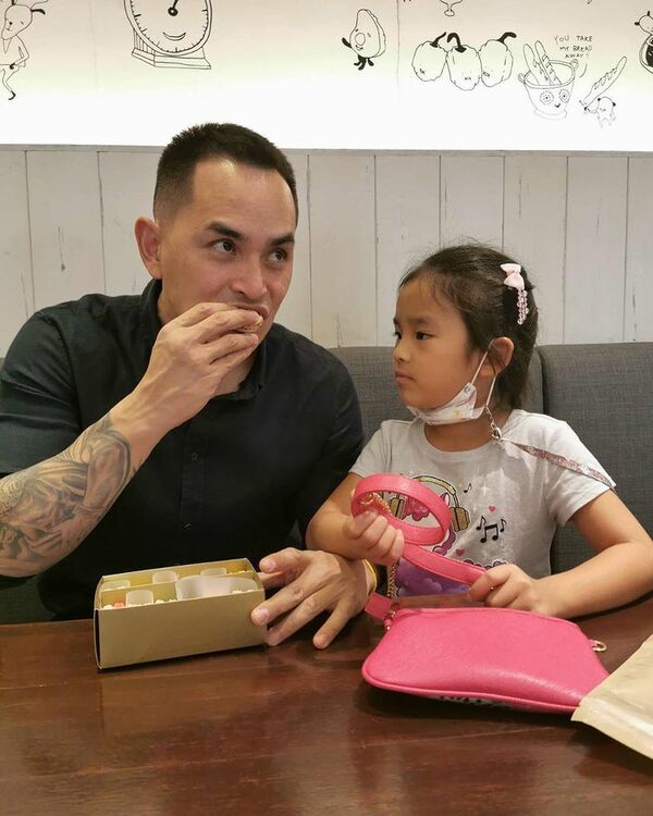 เซิร์ฟสเก็ตกระชับรัก! สงกรานต์ พาน้องปีใหม่เล่นเซิร์ฟสเก็ตมี แมท ภีรนีย์ โผล่ร่วมเฟรม