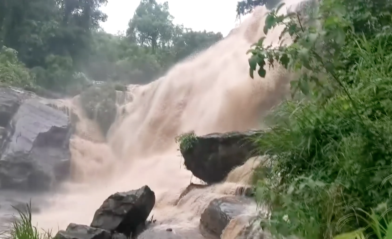 ฝนกระหน่ำดอยอินทนนท์ น้ำป่าทะลักน้ำตกแม่กลาง เตือนนทท.ห้ามลงเล่น