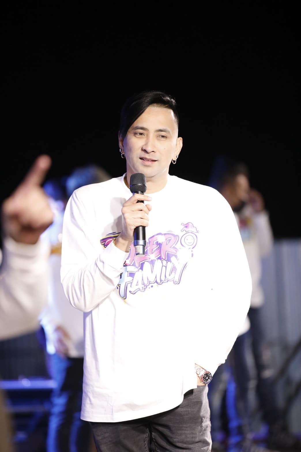 ชาวเน็ตจวกยับ บอล เชิญยิ้ม เล่นมุกไม่เหมาะสมกับแขกรับเชิญผู้หญิง