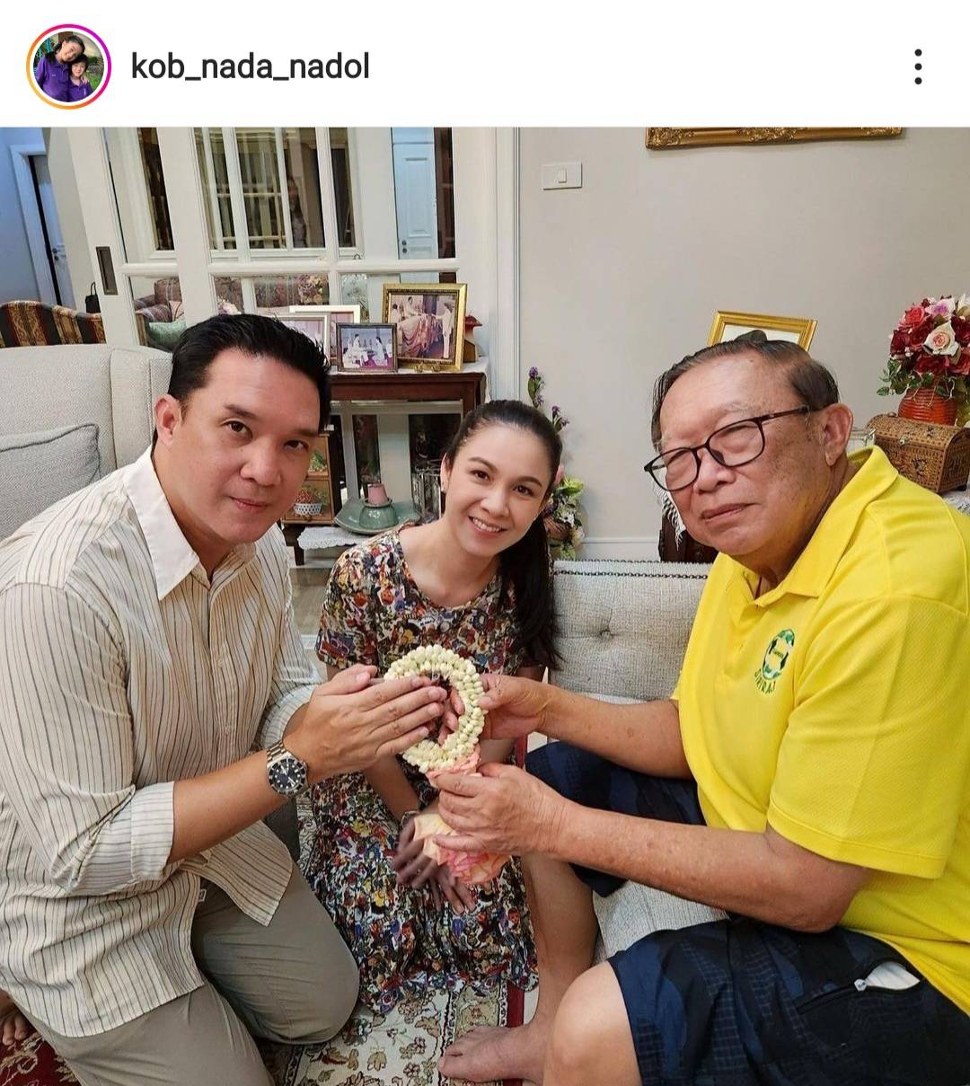 สุดอบอุ่น กบ สุวนันท์ และ บรู๊ค ดนุพร พาลูกๆ น้องณดา-น้องณดล กราบคุณพ่อ สุดอบอุ่น กบ สุวนันท์ และ บรู๊ค ดนุพร พาลูกๆ น้องณดา-น้องณดล กราบคุณพ่อ