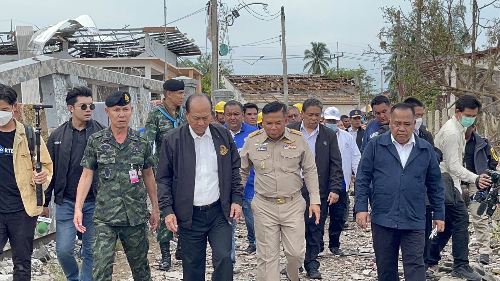 มท.1 ลงพื้นที่ตลาดมูโนะ เยียวยา เหตุโกดังพลุระเบิด จี้เจ้าของรับผิดชอบ