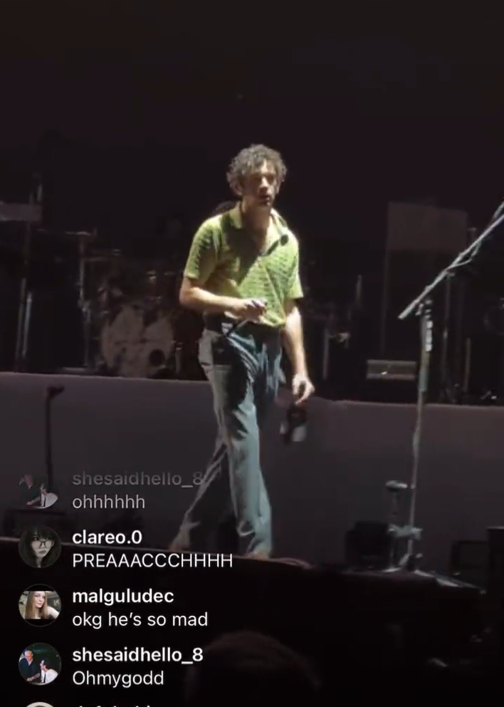 “The 1975”  โดนแบนในเทศกาลดนตรีที่มาเลเซีย หลังโชว์จูบมือเบสบนเวที  (มีคลิป) 