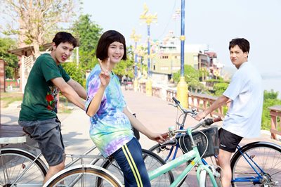 “เจมส์ - โบว์ - ไอซ์” ย้อนวัย 15 อีกครั้ง  ฉากเปิดตัวน่ารักๆ ใน โลกหมุนรอบเธอ