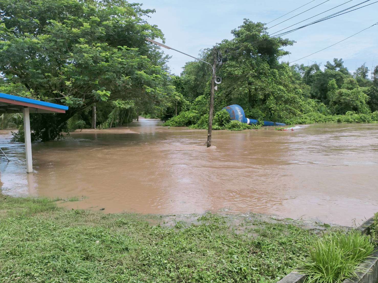ฝนถล่มปราจีนบุรี น้ำป่าเขาใหญ่หลากท่วมบ้านเรือนประชาชน ฝนถล่มปราจีนบุรี น้ำป่าเขาใหญ่หลากท่วมบ้านเรือนประชาชน