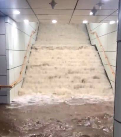 คังนัมน้ำท่วมหนัก!! ฝนถล่มกรุงโซล ย่านธุรกิจน้ำนอง รถใหญ่เล็กจมน้ำ คังนัมน้ำท่วมหนัก!! ฝนถล่มกรุงโซล ย่านธุรกิจน้ำนอง รถใหญ่เล็กจมน้ำ