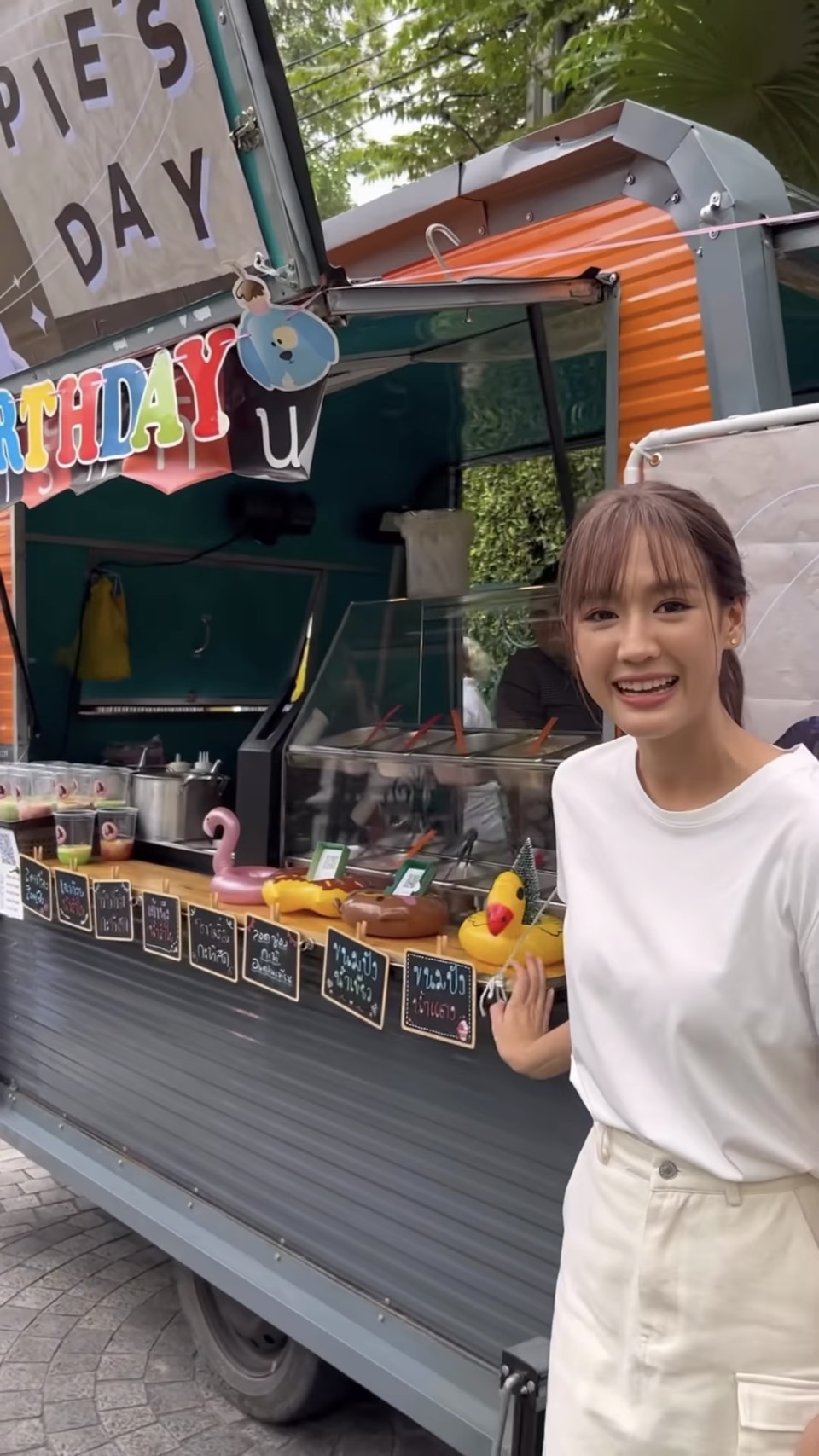 แฟนคลับเซอร์ไพรส์พาย รินรดา จัดรถฟู้ดซัพพอร์ตให้หน้ากองถ่าย ถึง 4 คัน 