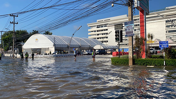 โกลาหล ! มวลน้ำลำตะคอง ทะลักท่วมรพ.มหาราชโคราช