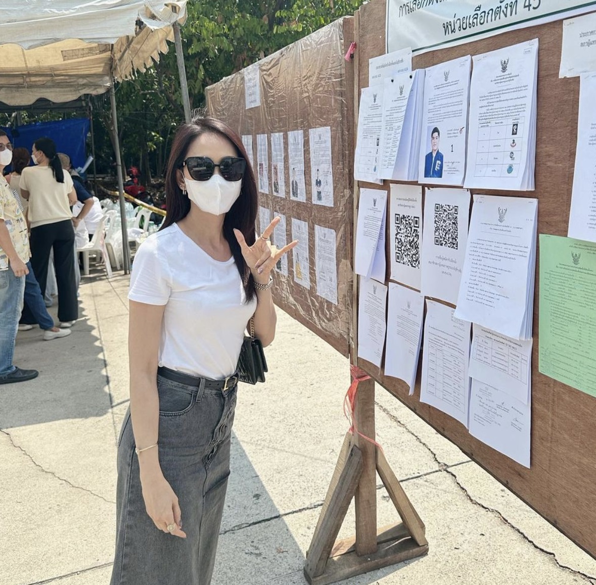 เลือกตั้ง 2566 ประมวลภาพ คนบันเทิง ใช้สิทธิเลือกตั้งช่วงบ่าย