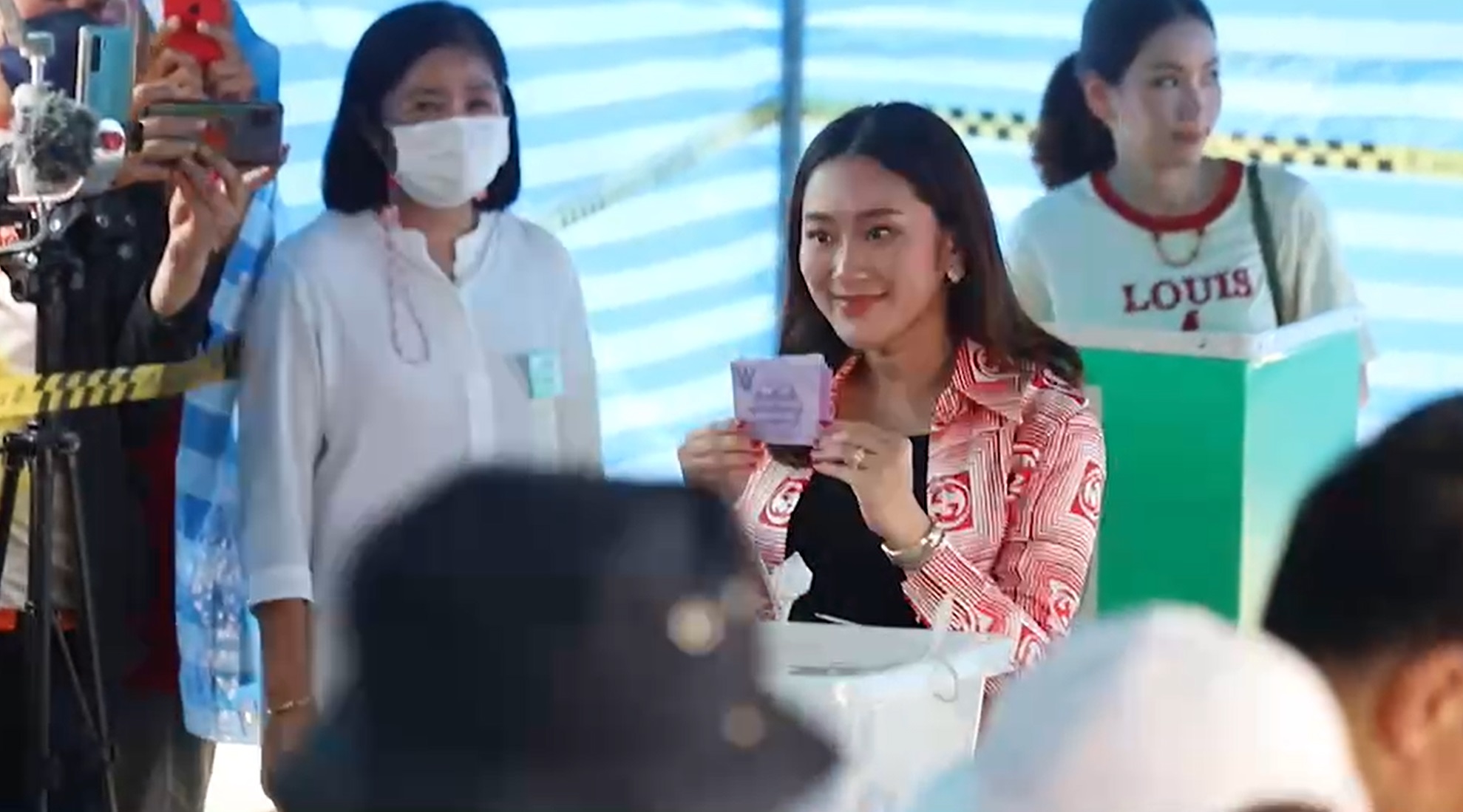 เลือกตั้ง 2566 อุ๊งอิ๊ง แพทองธาร พร้อมครอบครัวใช้สิทธิเลือกตั้ง