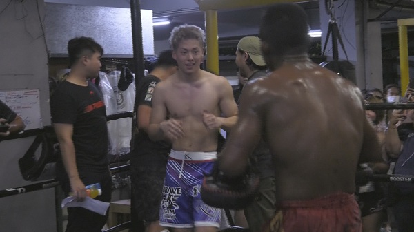 บัวขาว จัดเทคนิคมวยไทยให้น้องชาย  “โคตะ”   (มีคลิป)