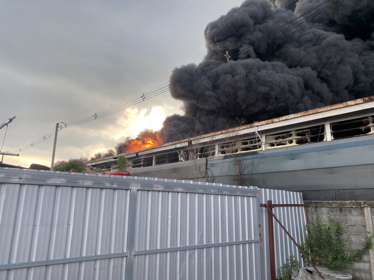 นาทีระทึก! ไฟไหม้โรงงานพลาสติก ย่านสุขาภิบาล 5 (มีคลิป) นาทีระทึก! ไฟไหม้โรงงานพลาสติก ย่านสุขาภิบาล 5 (มีคลิป)