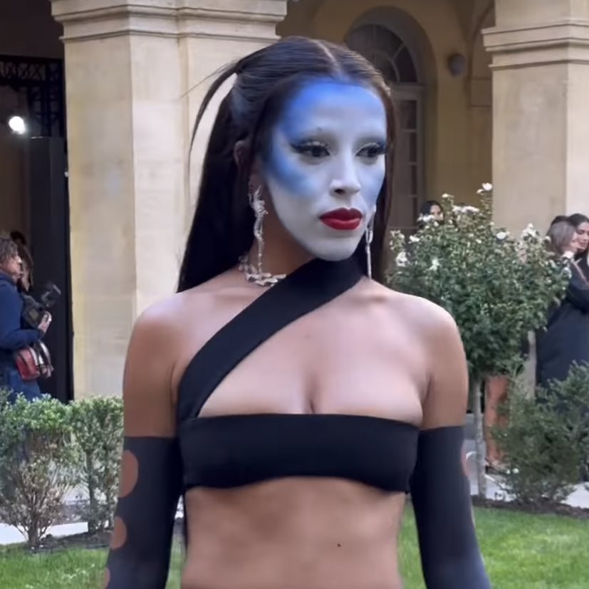 ตัวตึงที่ปารีส!! ‘โดจา แคท’ ชวนตื่นตารายวันกับลุคนั่งชมแฟชั่นโชว์