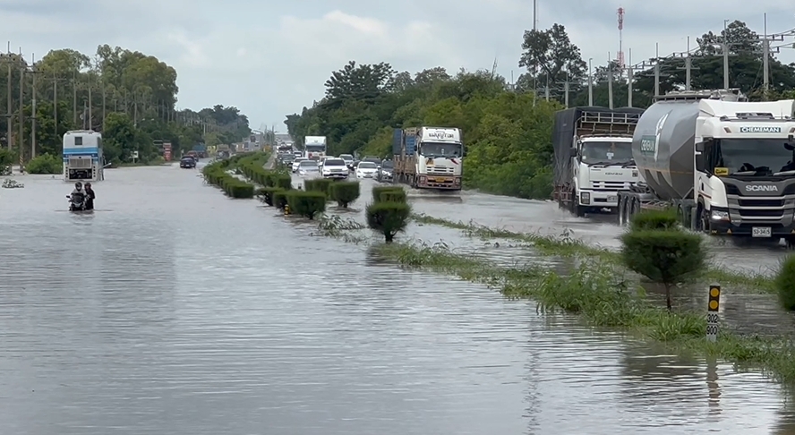 ถ.มิตรภาพ จมน้ำ! หลังเจอฝนตกหนัก รถทัวร์-รถบรรทุก เสียหายหลายคัน ถ.มิตรภาพ จมน้ำ! หลังเจอฝนตกหนัก รถทัวร์-รถบรรทุก เสียหายหลายคัน