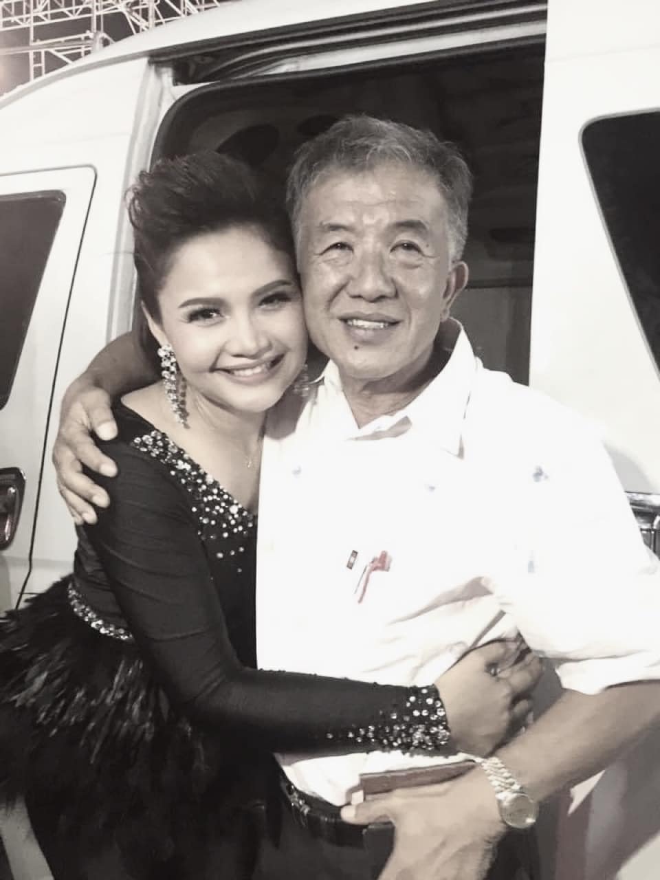 กราบลาทั้งน้ำตา ตั๊กแตน ชลดา สูญเสีย คุณพ่อประทีป กราบลาทั้งน้ำตา ตั๊กแตน ชลดา สูญเสีย คุณพ่อประทีป