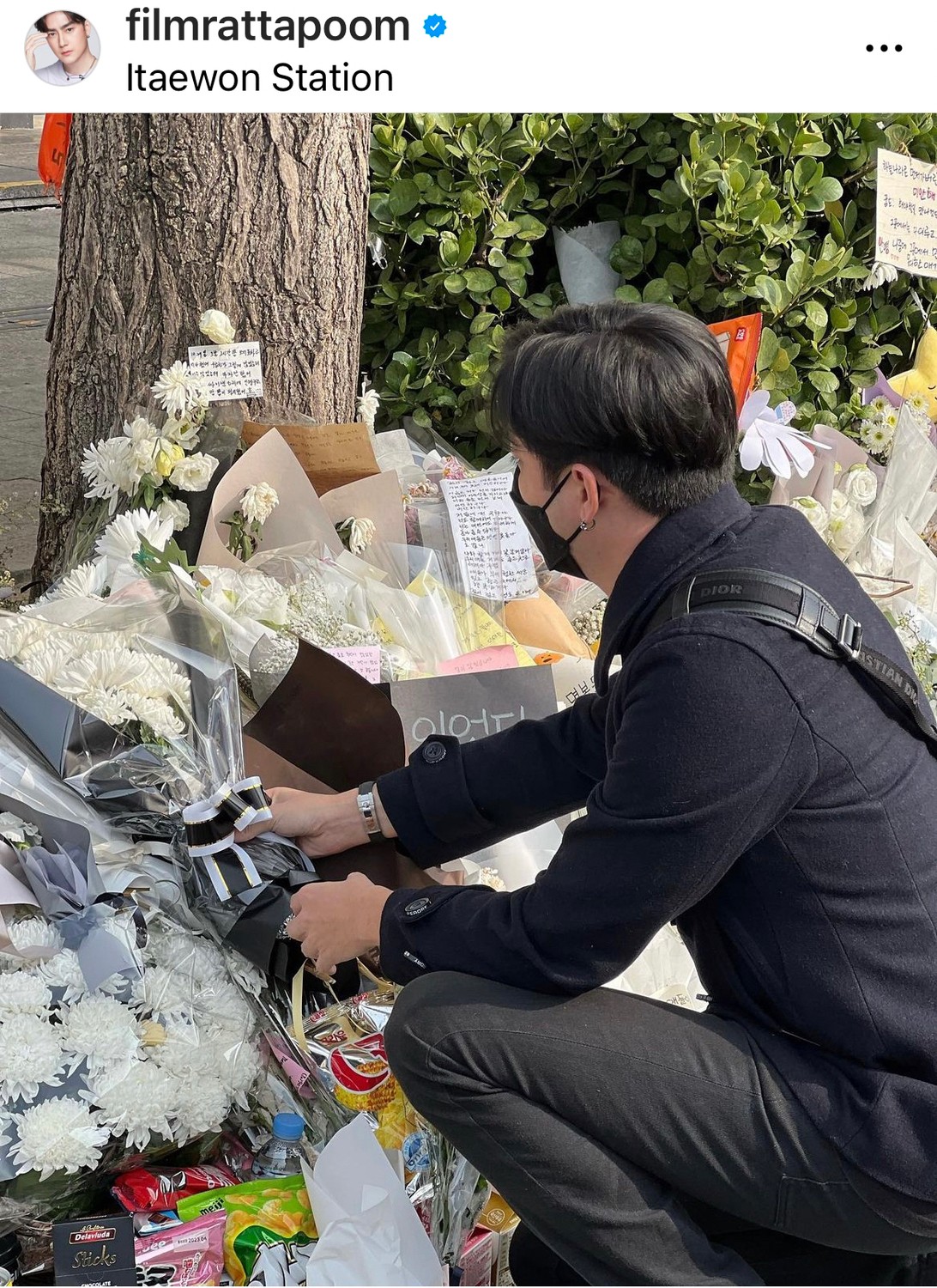 ฟิล์ม รัฐภูมิ ร่วมวางดอกไม้ ไว้อาลัยเหตุโศกนาฏกรรมที่อิแทวอน ฟิล์ม รัฐภูมิ ร่วมวางดอกไม้ ไว้อาลัยเหตุโศกนาฏกรรมที่อิแทวอน