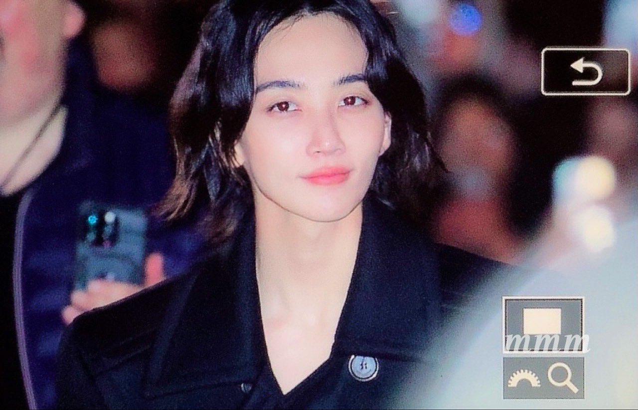 ฮอตไฟลุกที่ปารีส!! 'เตนล์ ชิตพล-จองฮัน SEVENTEEN' ในลุคเซ็กซี่ร่วมชมแฟชั่นโชว์ YSL