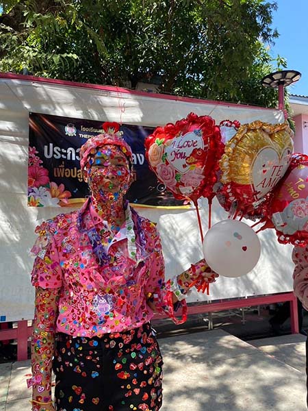 ไวรัลวาเลนไทน์ นร. รุมติดสติกเกอร์หัวใจครู ไม่ต้องบอกว่ารักแค่ไหน!