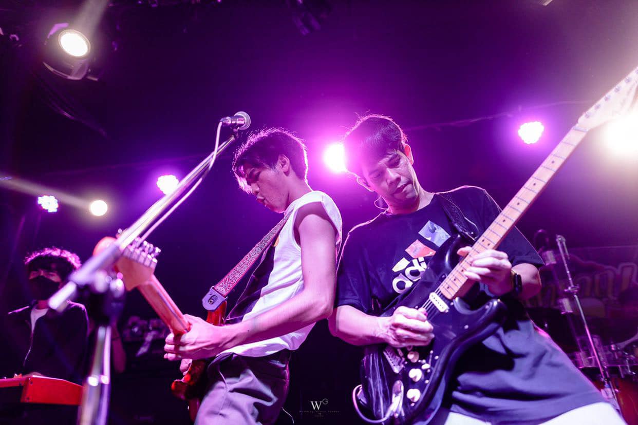 โจอี้ ภูวศิษฐ์-แบงค์ รัฐวิชญ์ เจอแฟนเพลงป่วนขณะแสดงคอนเสิร์ต เผย เกือบถูกทำร้ายร่างกาย โจอี้ ภูวศิษฐ์-แบงค์ รัฐวิชญ์ เจอแฟนเพลงป่วนขณะแสดงคอนเสิร์ต เผย เกือบถูกทำร้ายร่างกาย