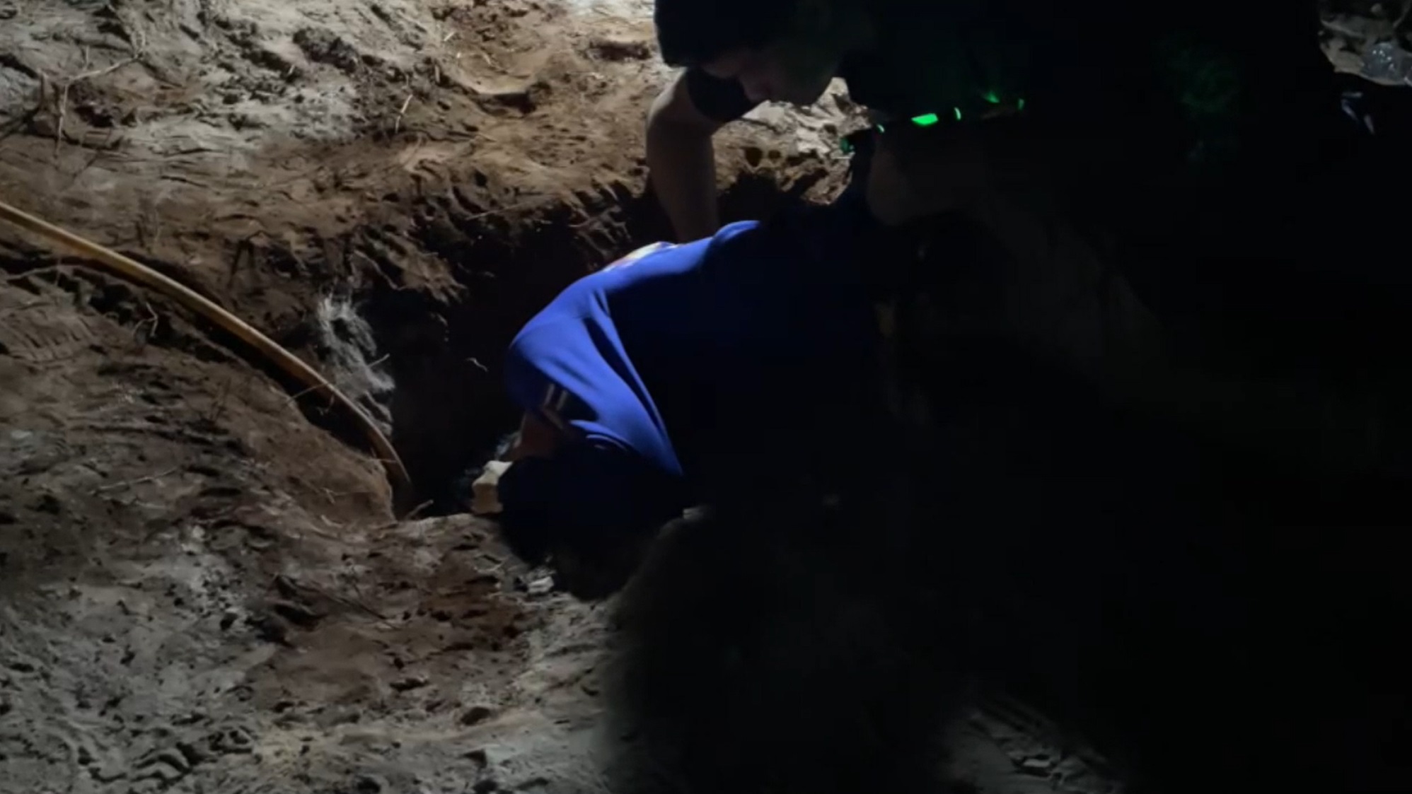 นาทีชีวิต! เร่งช่วย ด.ญ.วัย 1 ขวบตกท่อลึกกว่า 10 เมตร