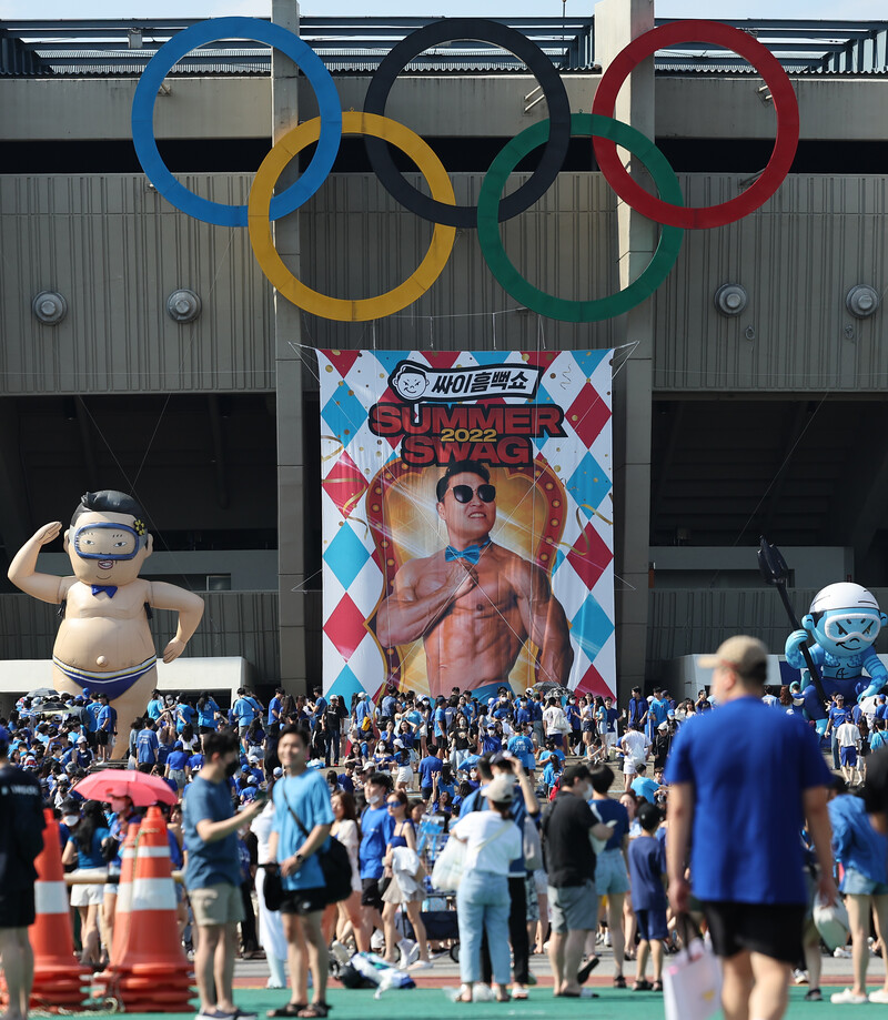 สื่อเกาหลีตีข่าวคนงานมองโกเลียดับ หลังตกจากเวทีคอนเสิร์ตใหญ่ของ “Psy” สื่อเกาหลีตีข่าวคนงานมองโกเลียดับ หลังตกจากเวทีคอนเสิร์ตใหญ่ของ “Psy”