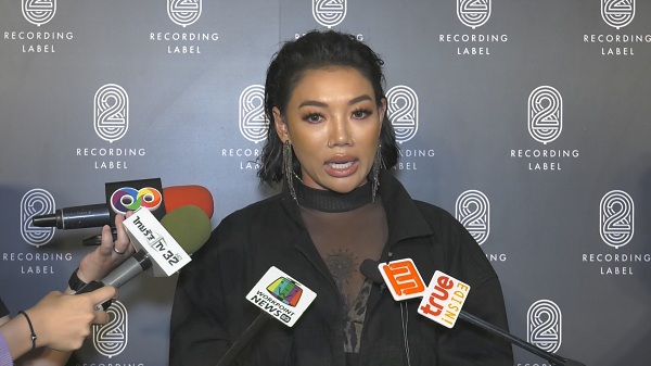 แฮปปี้แฟนสายฝ.“ดา เอ็นโดรฟิน” ควงเปิดค่ายเพลง (มีคลิป) แฮปปี้แฟนสายฝ.“ดา เอ็นโดรฟิน” ควงเปิดค่ายเพลง (มีคลิป)