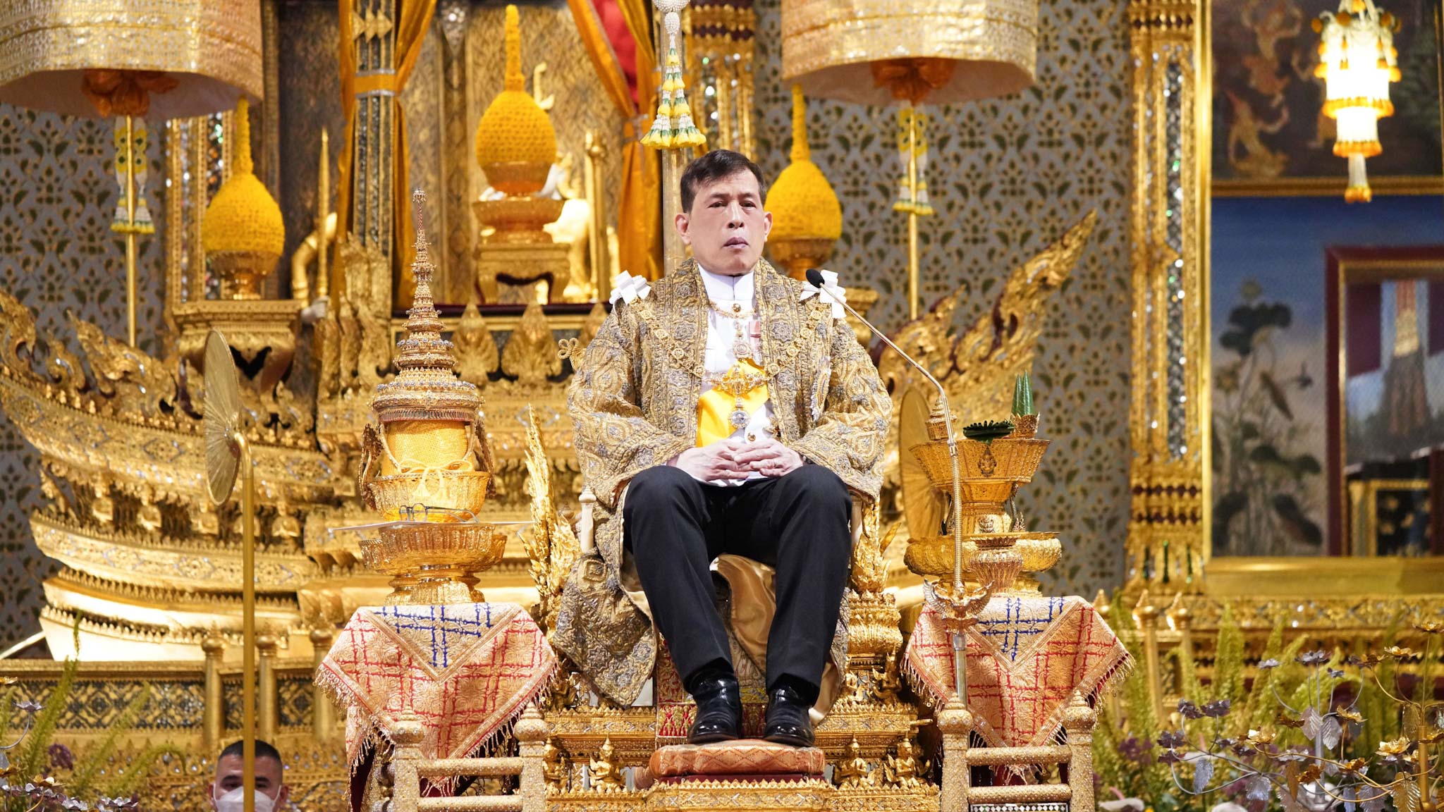 พระบาทสมเด็จพระเจ้าอยู่หัว เสด็จออกมหาสมาคมในการพระราชพิธีเฉลิม พระชนมพรรษา พุทธศักราช ๒๕๖๖