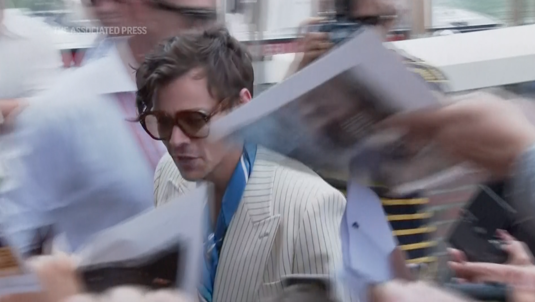 โดนเข้าที่ตาซ้าย!! ‘แฮร์รี่ สไตลส์’ เหยื่อแฟนเพลงโยนของใส่ระหว่างโชว์ ล่าสุดเจ็บซ้ำที่เวียนนา โดนเข้าที่ตาซ้าย!! ‘แฮร์รี่ สไตลส์’ เหยื่อแฟนเพลงโยนของใส่ระหว่างโชว์ ล่าสุดเจ็บซ้ำที่เวียนนา