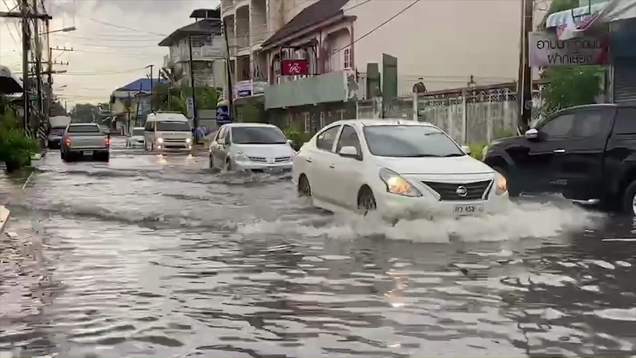 ฝนถล่มฉะเชิงเทรา! น้ำท่วมขังรอการระบาย