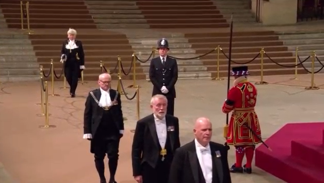 เผยโฉมผู้ถวายสักการะพระบรมศพ ควีนเอลิซาเบธที่ 2 เป็นคนสุดท้าย