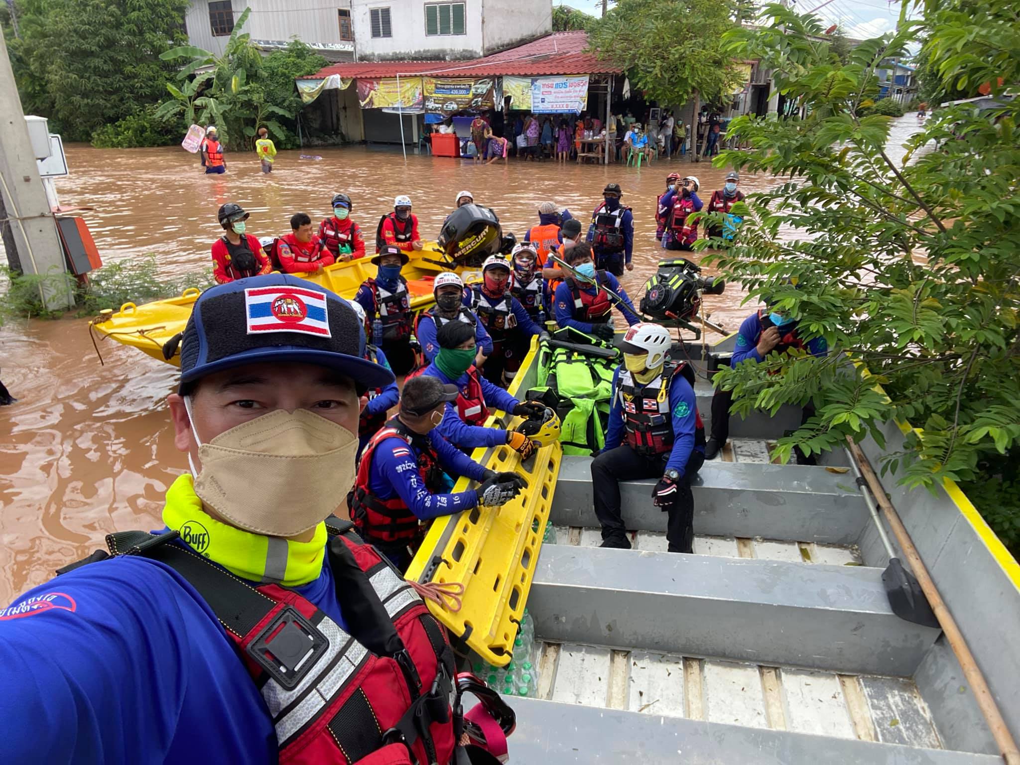 พิษพายุไลออนร็อก!! ฝันดี-ฝันเด่น เจอเรื่องสะเทือนใจ หลังลงพื้นที่ช่วยน้ำท่วมที่จันทบุรี