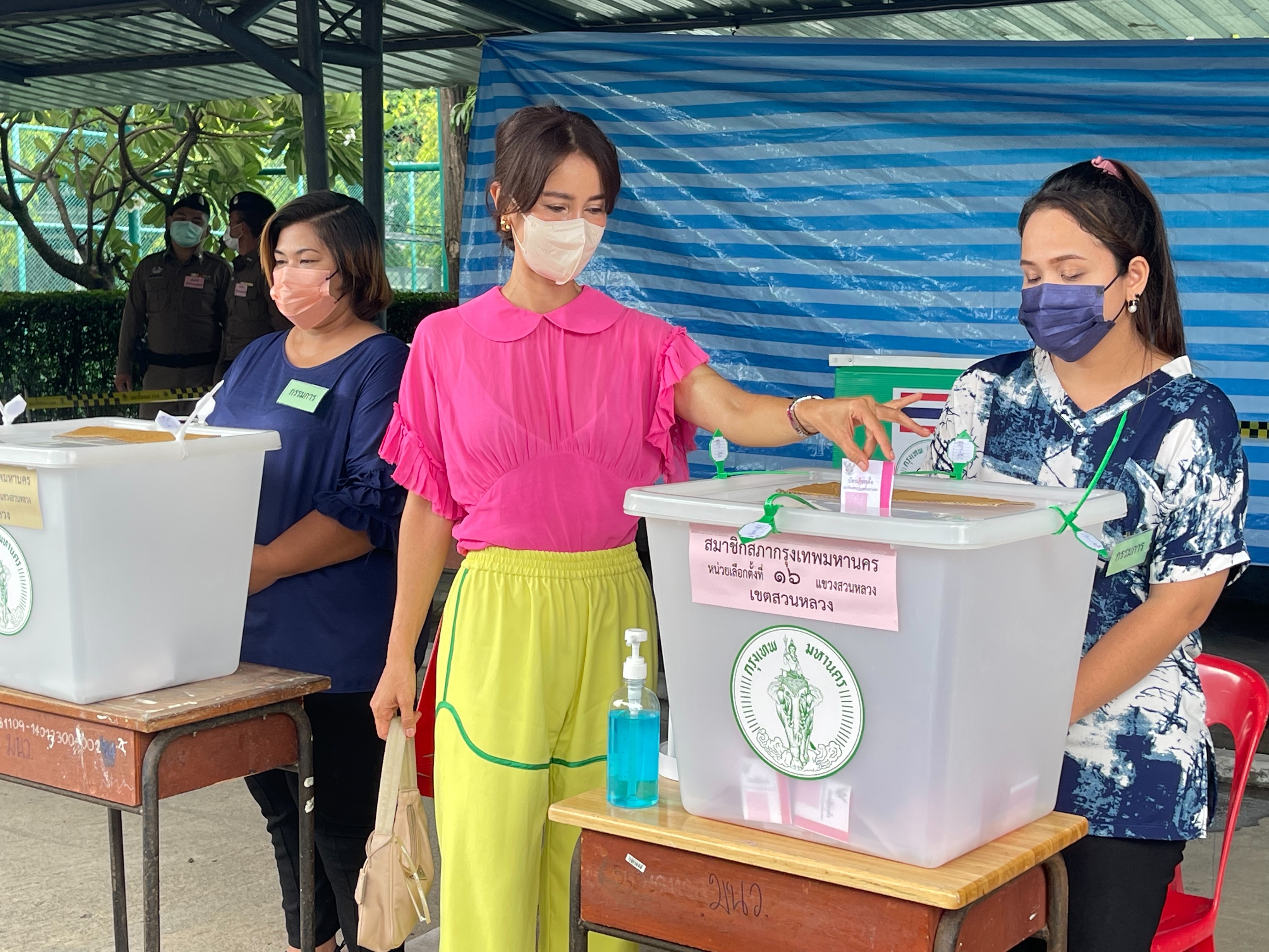 เปิดเครื่องหมายสัญลักษณ์บัตรดี-เสีย แอน ทองประสม นำทีมคนบันเทิงใช้สิทธิ! เลือกตั้งผู้ว่าฯ กทม. 2565