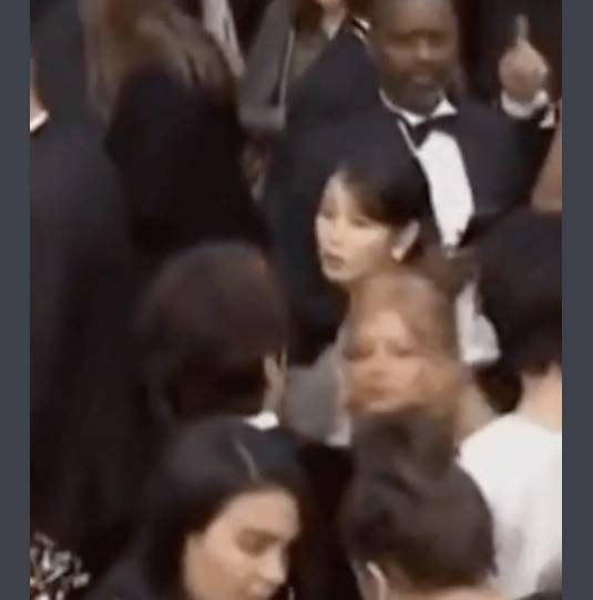 ไม่ได้ตั้งใจ?!! สาวฝรั่งเศสเบียดชน ‘ไอยู’ บนพรมแดงเมืองคานส์