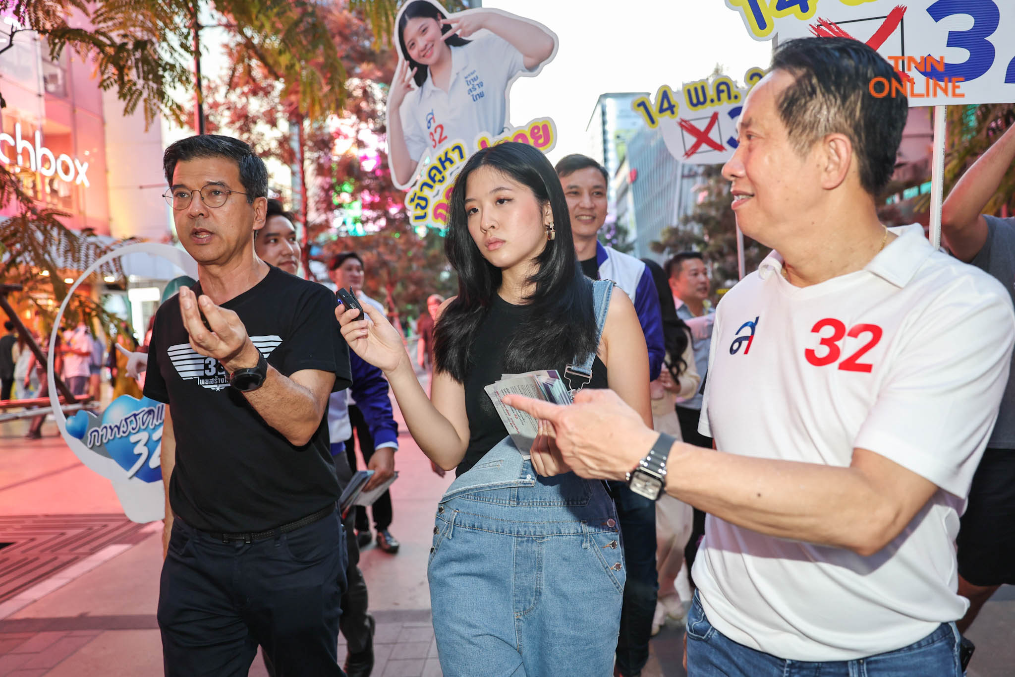 ศิธา-จินนี่ ลงพื้นที่สยาม พบป่ะพูดคุยกลุ่มวัยรุ่นโค้งสุดท้ายเลือกตั้ง 66 ศิธา-จินนี่ ลงพื้นที่สยาม พบป่ะพูดคุยกลุ่มวัยรุ่นโค้งสุดท้ายเลือกตั้ง 66