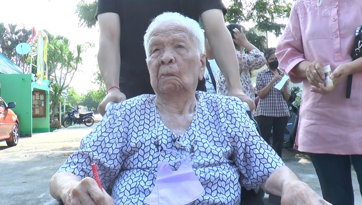 เลือกตั้ง 2566 คุณยายทวด 5 แผ่นดินใช้สิทธิเลือกตั้ง เผยกาบัตรมาแล้ว 27 ครั้ง เลือกตั้ง 2566 คุณยายทวด 5 แผ่นดินใช้สิทธิเลือกตั้ง เผยกาบัตรมาแล้ว 27 ครั้ง