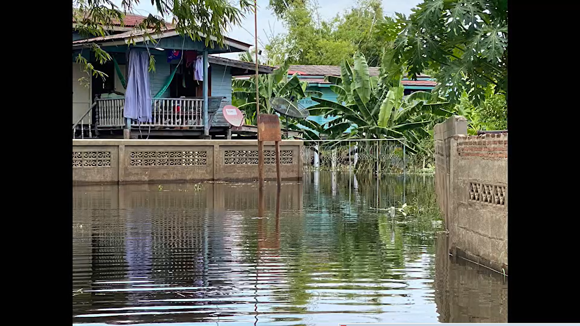 น้ำเหนือมาแล้ว! ชาวบางบาล อยุธยาฯ เร่งขนของขึ้นที่สูงเตรียมรับน้ำท่วม 