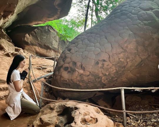 เบลล่า ราณี จับมือคุณแม่ปราณีขึ้นถ้ำนาคา ไหว้ขอพรพ่อปู่อือลือ