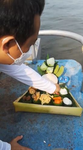 พี่ชาย ลงเรือทำพิธีเชิญดวงวิญญาณ แตงโม กลับบ้าน